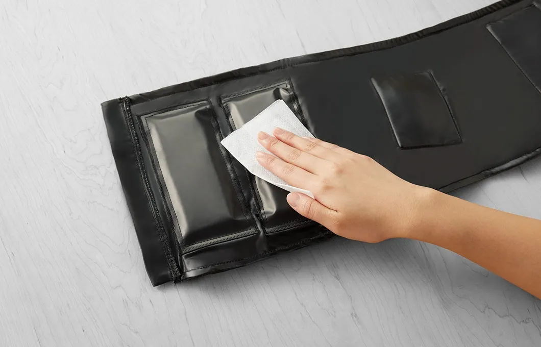 お手入れは簡単。ウェットシートで拭くだけ。