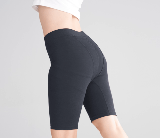 サポート生地でヒップを整えながら骨盤を立たせる